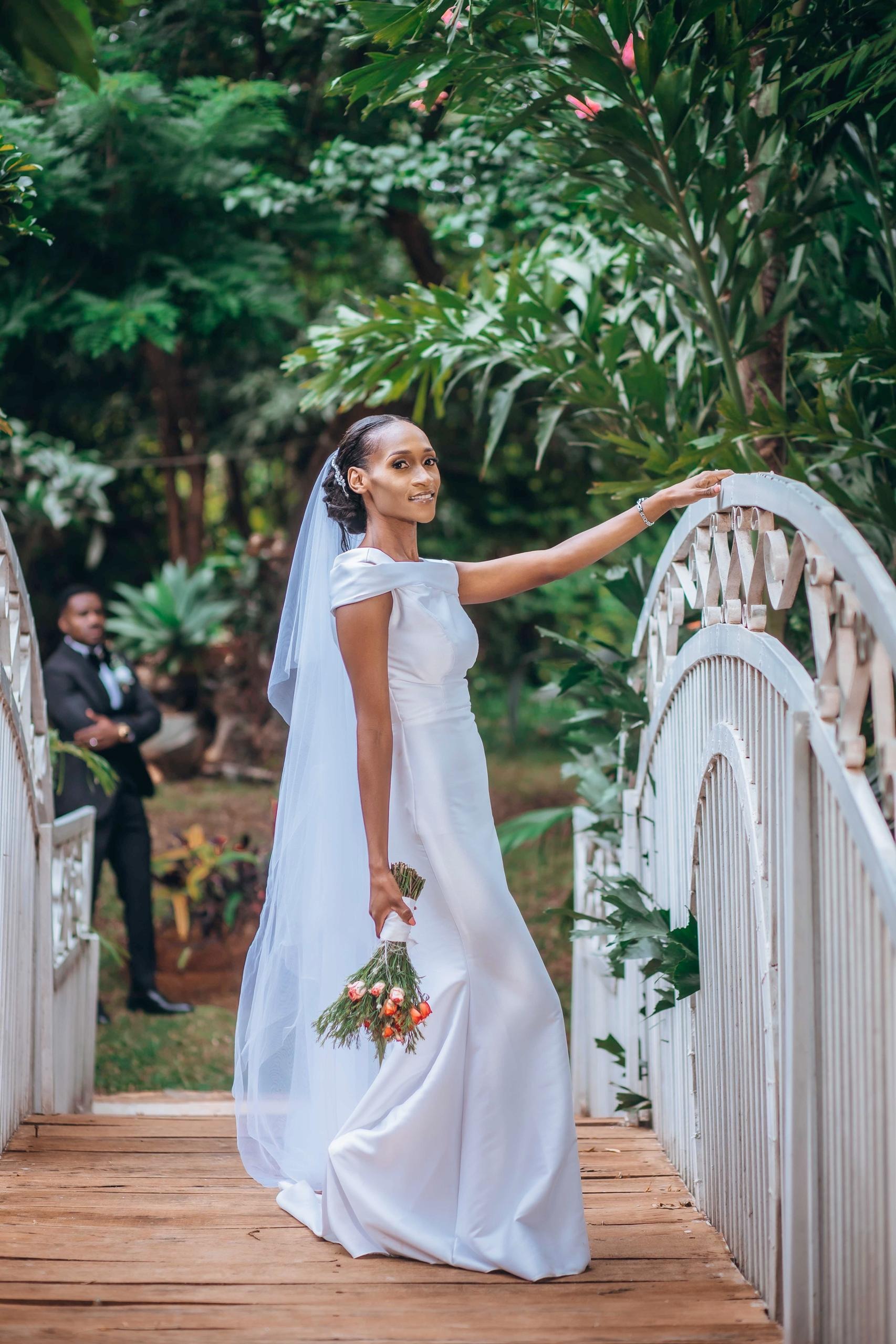 Elegant wedding dress with Western silhouette
